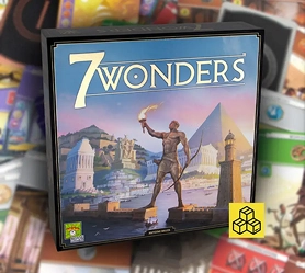 Doos van het bordspel 7 Wonders met afbeeldingen van oude beschavingen, die het populaire strategiespel vertegenwoordigen waarin spelers machtige steden uit de oudheid bouwen.