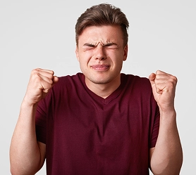 Een enthousiaste speler viert een overwinning tijdens een bordspelsessie en toont zijn enthousiasme en competitieve geest tijdens het spelen van tafelspellen.