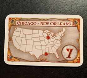 Een bestemmingskaart uit het bordspel Ticket to Ride, waarop een route van Chicago naar New Orleans staat afgebeeld. Deze kaart maakt deel uit van een spoorwegstrategiespel dat zich richt op het aanleggen van treinroutes op een kaart.